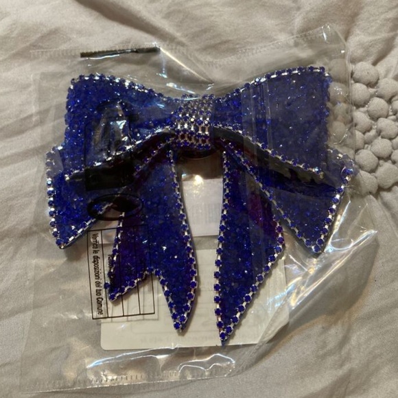 🎀 Bow Tie Pin 🎀 - Picture 2 of 4